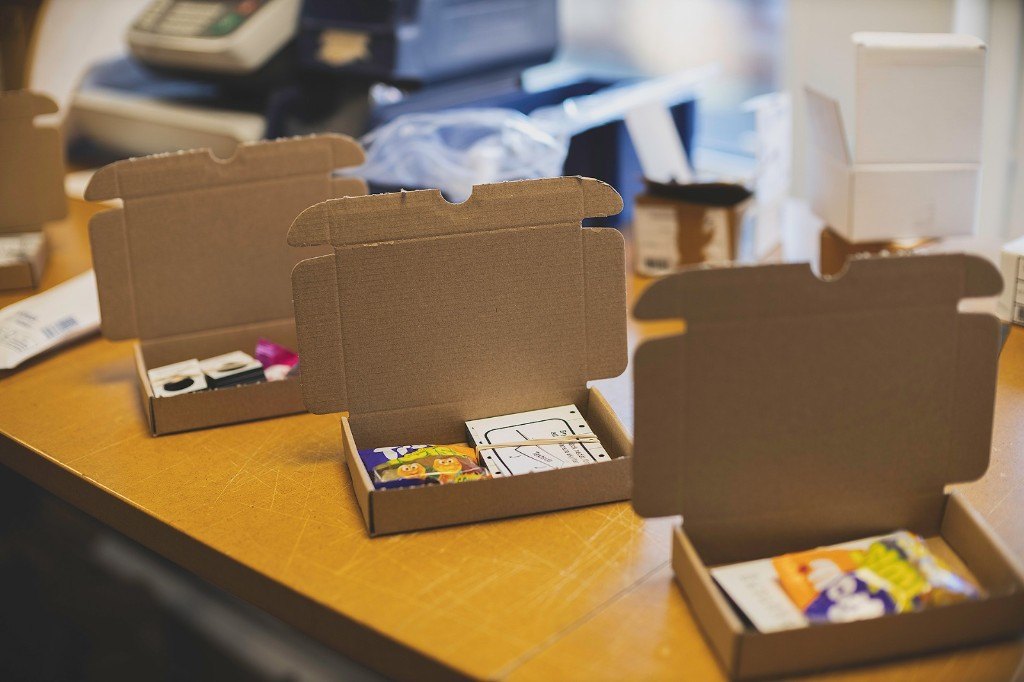 Packning och utskick vid fönstret i verkstaden